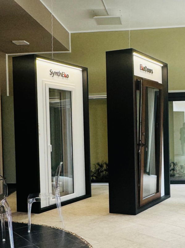 Due stand espositivi che mettono in mostra le porte: una bianca, una marrone.