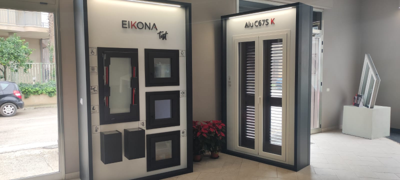 Esposizione di campioni di vetrine con le etichette