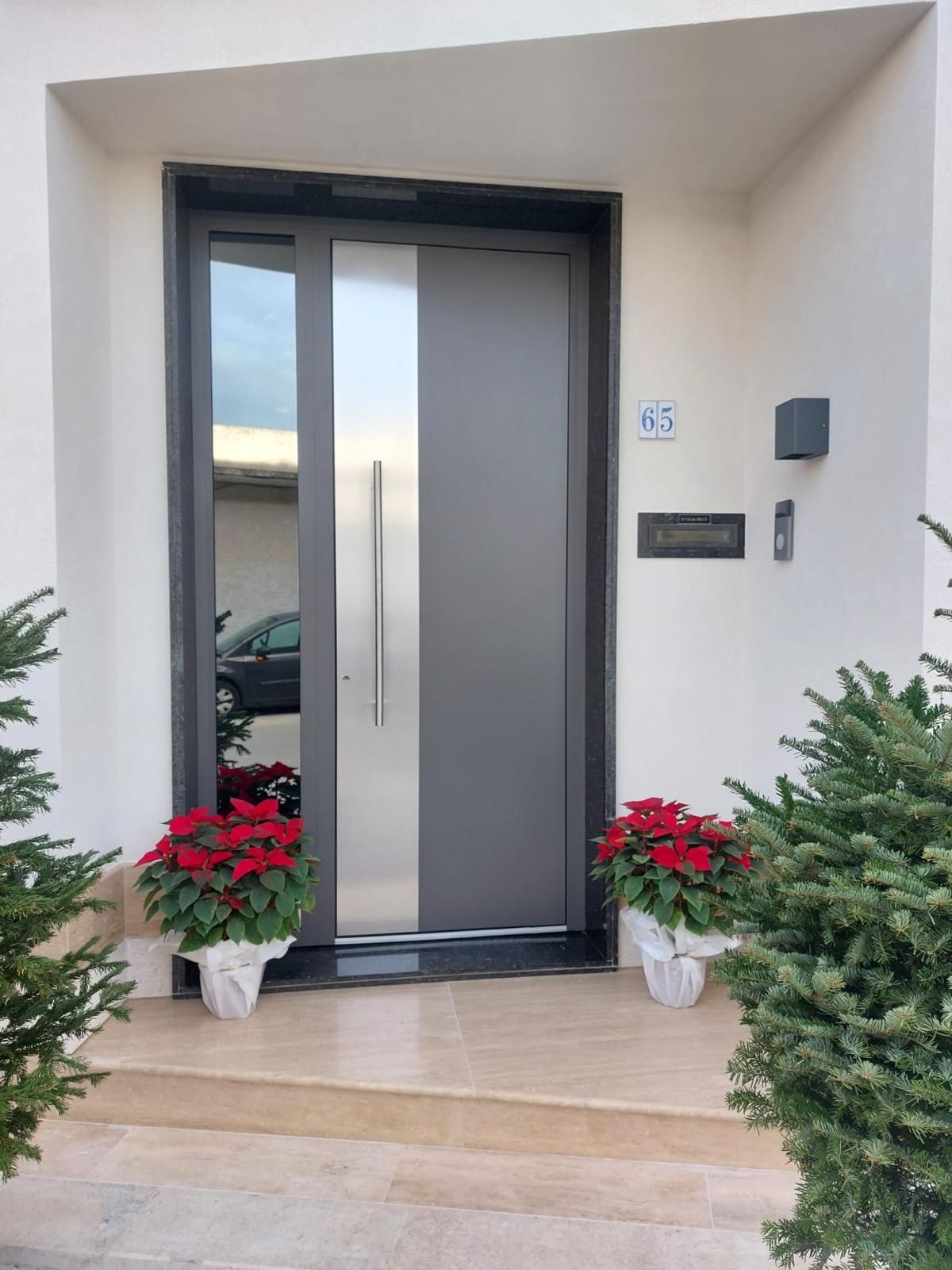 Sono esposte diverse porte interne, che mostrano stili, colori e design diversi.