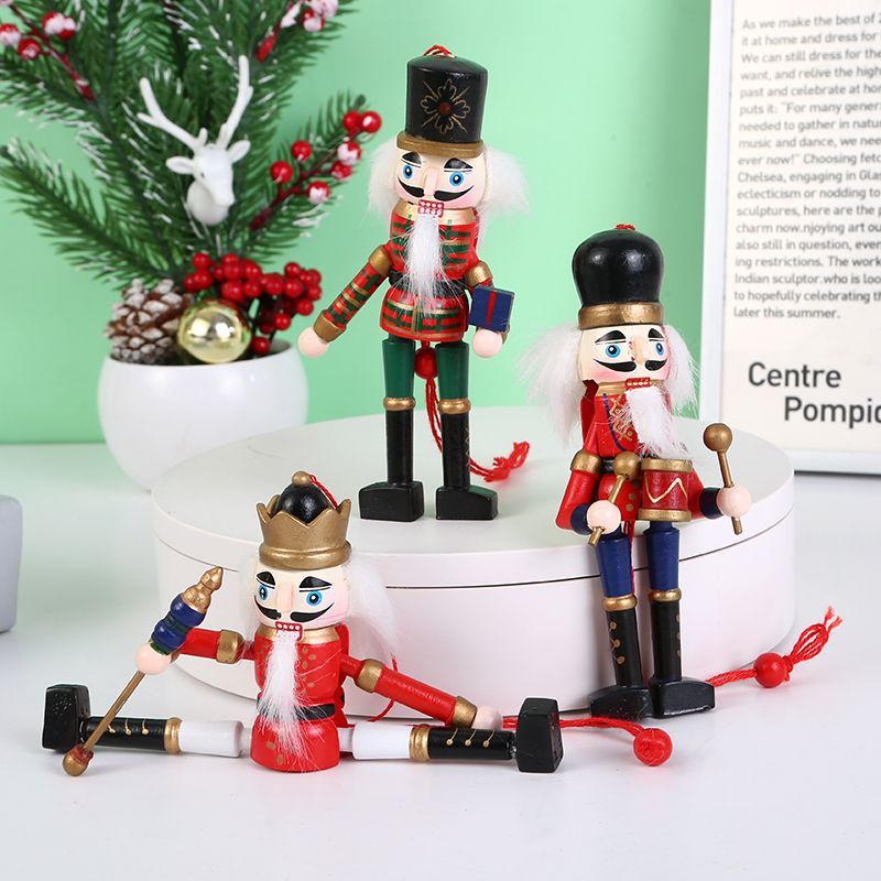 Tres figuras de cascanueces de madera con pelo blanco y trajes rojos.