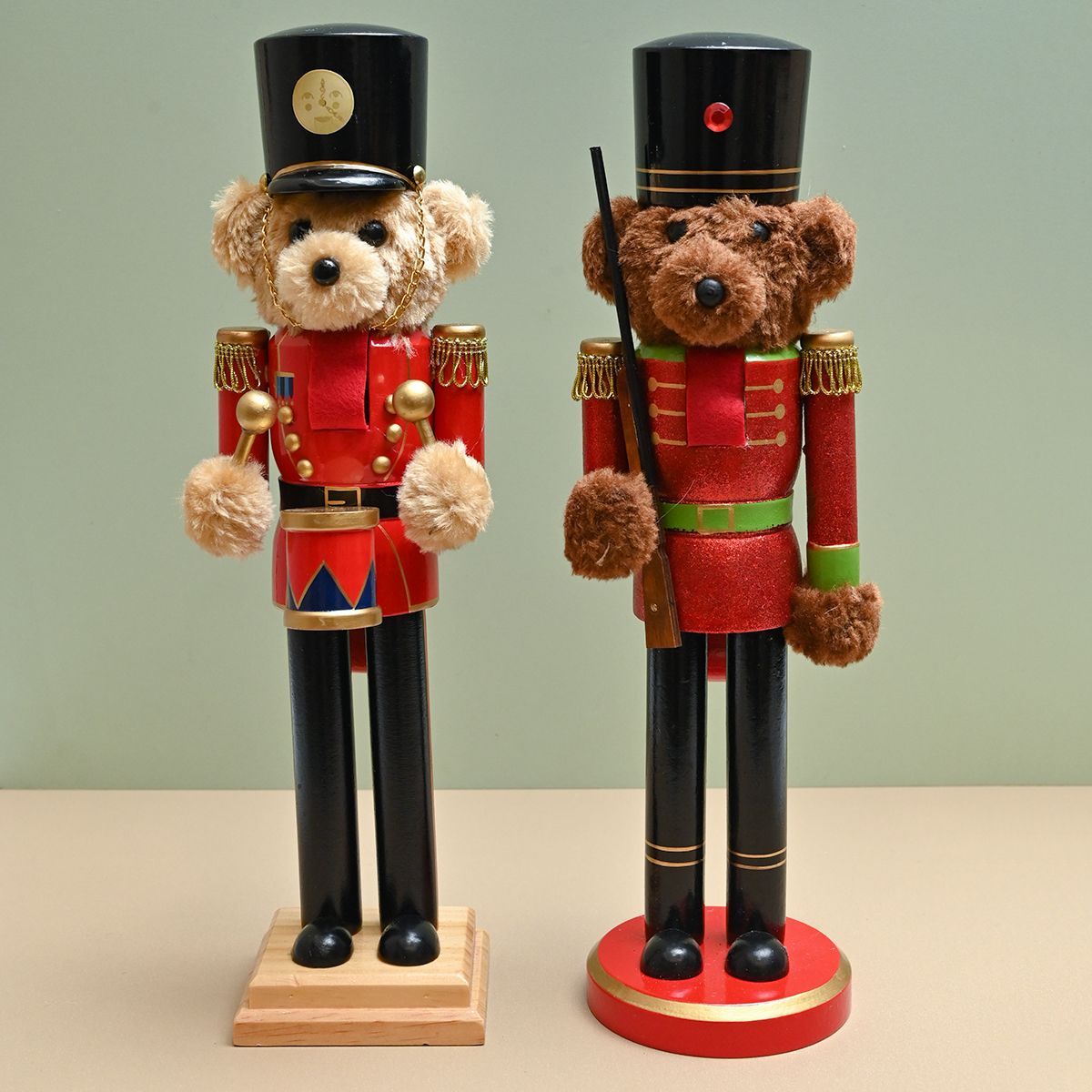 Dos soldados de juguete cascanueces con forma de osos de peluche, uno tocando el tambor y el otro sosteniendo un rifle.