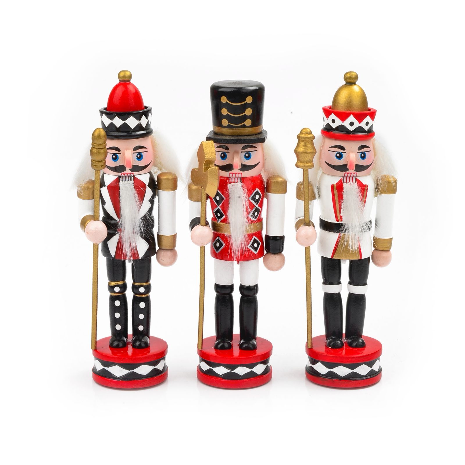 Tres figuras decorativas de cascanueces sobre un fondo blanco; cada una de ellas está coloreada de forma brillante y lleva un bastón.