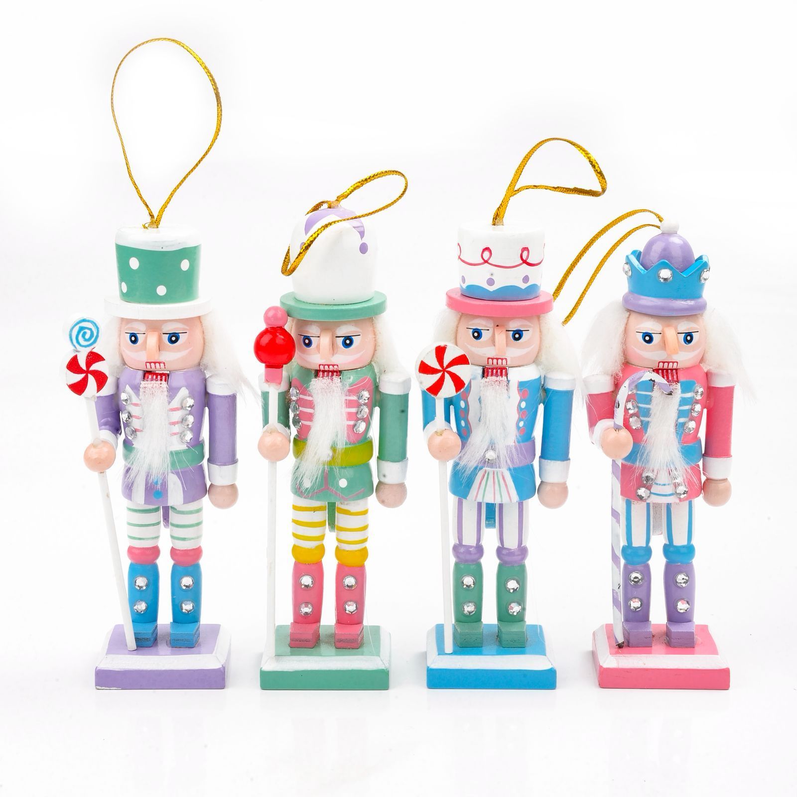 Cuatro coloridos adornos navideños en forma de cascanueces con cuerdas colgantes doradas.