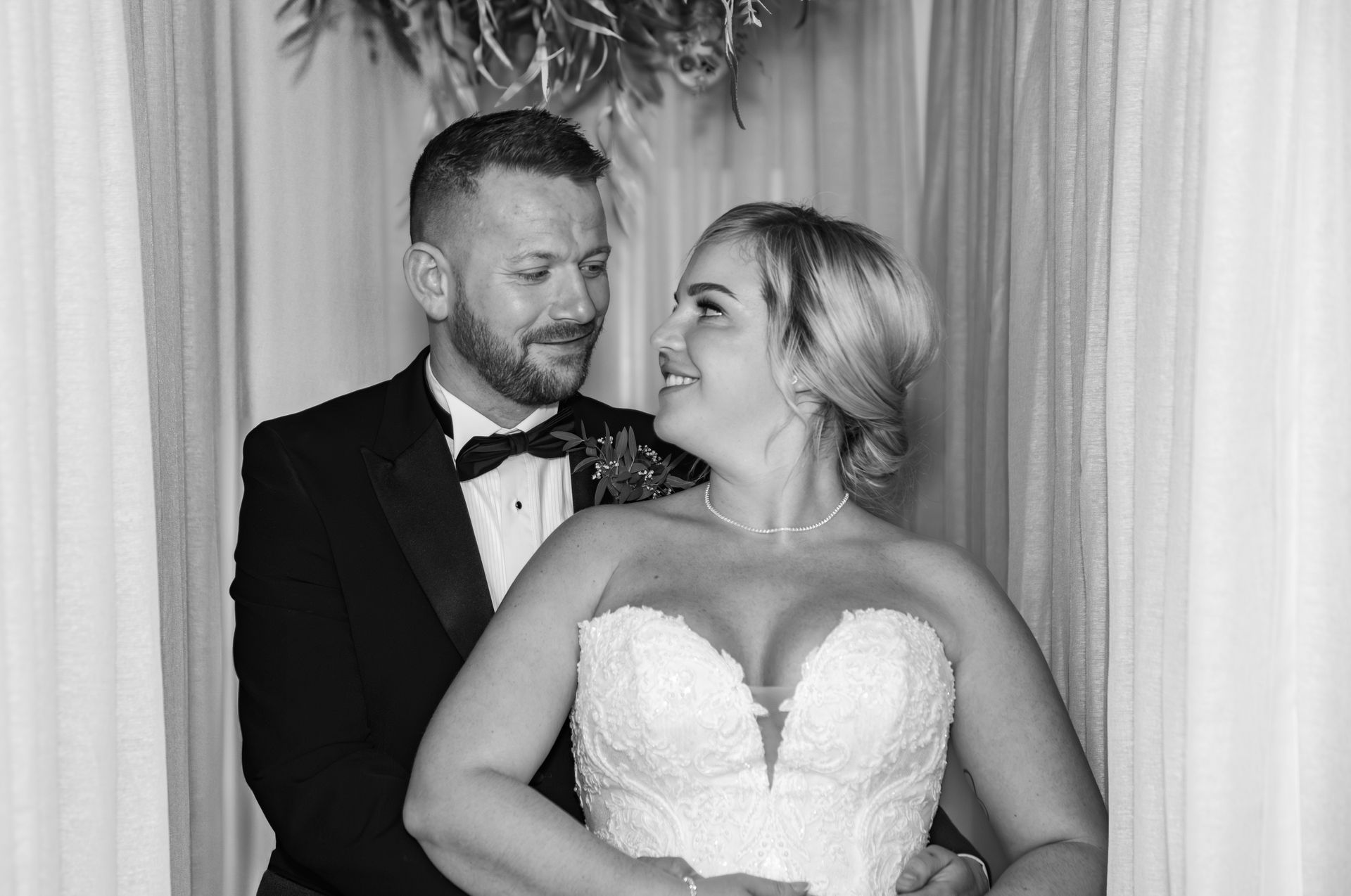 LS Photography - Trusted wedding photographer, couple black and white