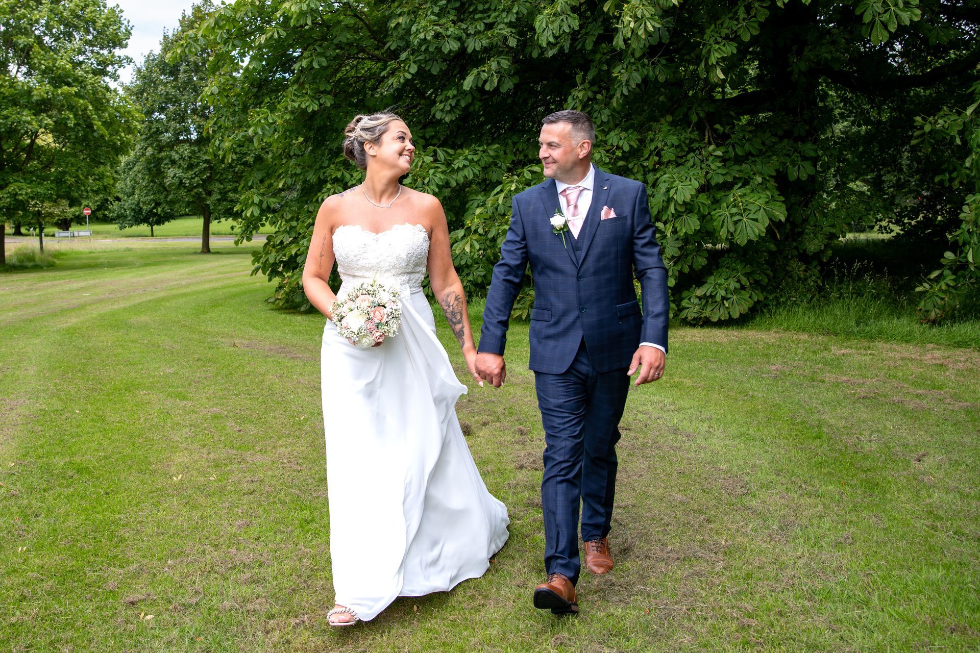 LS Photography - Trusted wedding photographer, in the garden