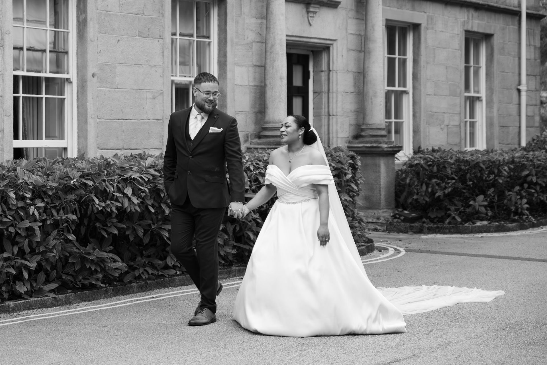 Trusted wedding photographer - LS Photography - black and white