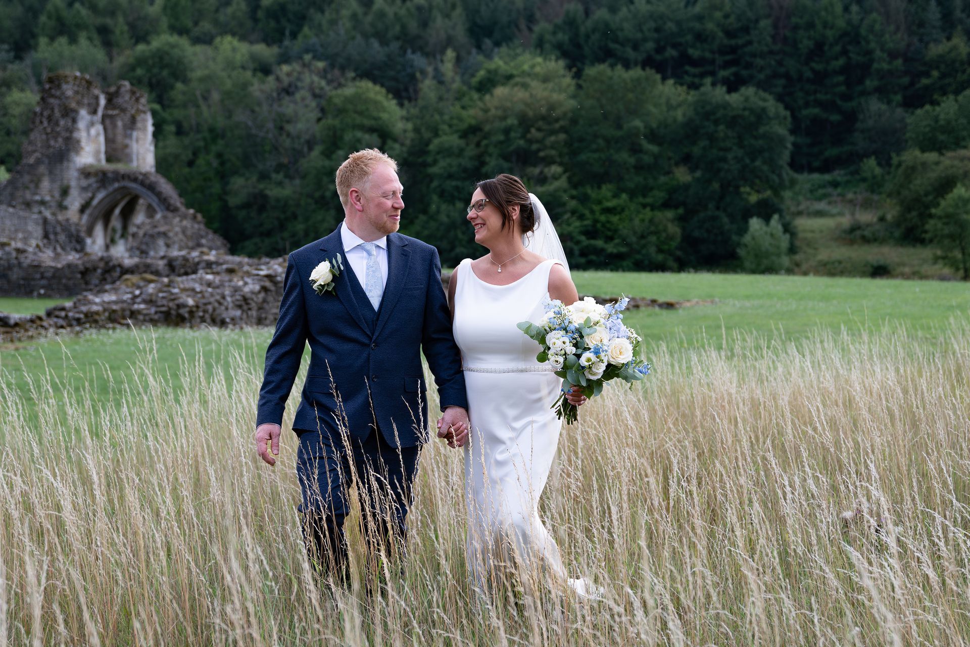 LS Photography - Trusted wedding photographer, couple in field