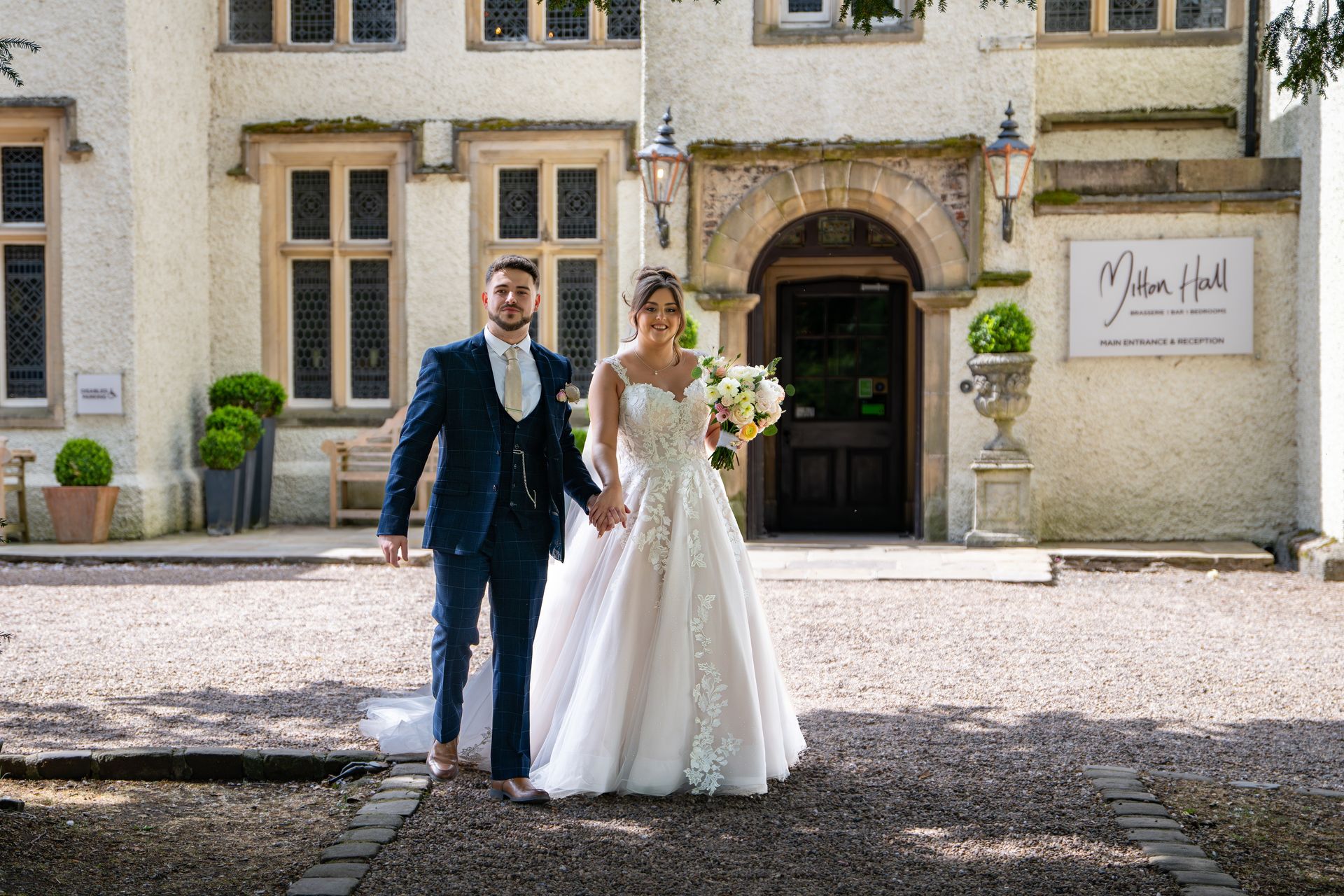 Trusted wedding photographer - LS Photography - outside venue
