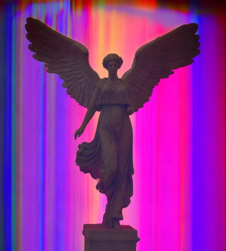 Una estatua de una mujer con alas delante de un fondo colorido.