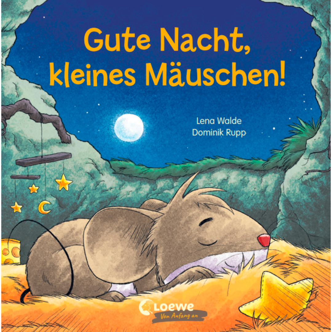 Eine kleine Maus schläft in ihrer Wurzelhöhle. Der Mond und Sterne sind am dunkelblauen Nachthimmel zu sehen. Neben dem schlafenden Mäuschen hängt ein Sternen-Mobile.