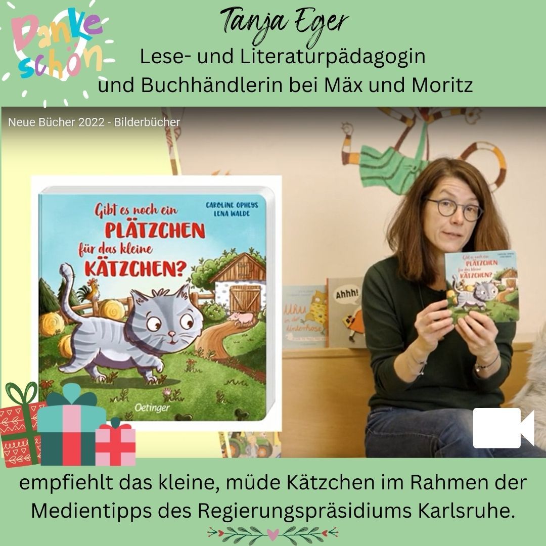 Eine Frau empfielt und zeigt Lena Waldes Buch 