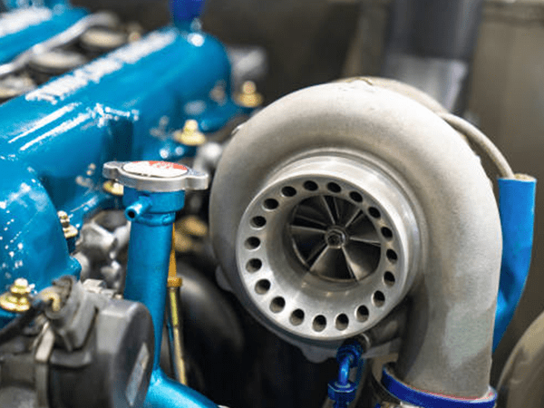 Un primer plano de un turbocompresor en el motor de un automóvil.