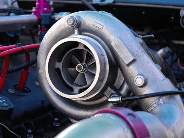 Un primer plano de un turbocompresor en un motor de automóvil.