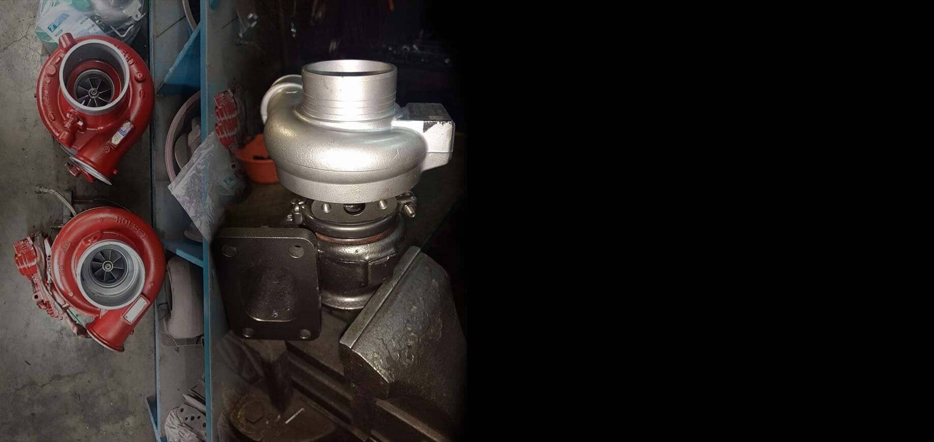 Dos turbocompresores están colocados uno encima del otro sobre una mesa.