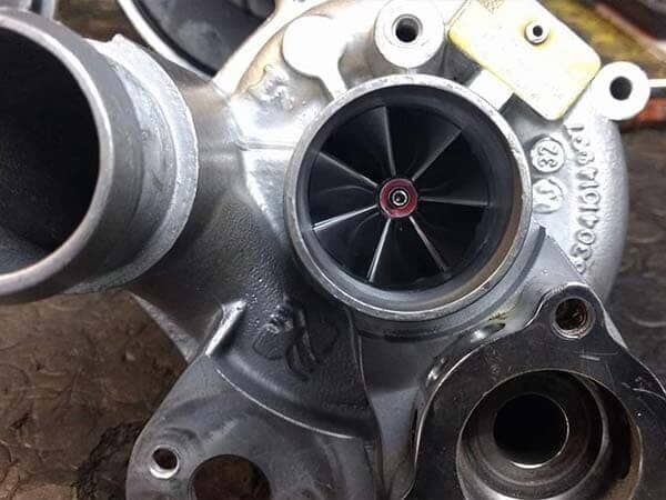 Un primer plano de un turbocompresor sobre una mesa.