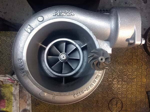 Un primer plano de un turbocompresor sobre una mesa.