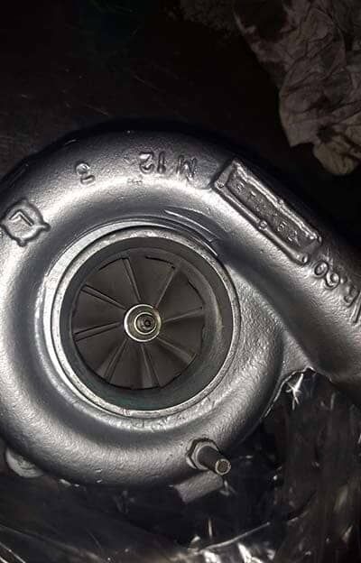 Un primer plano de un turbocompresor sobre una mesa.