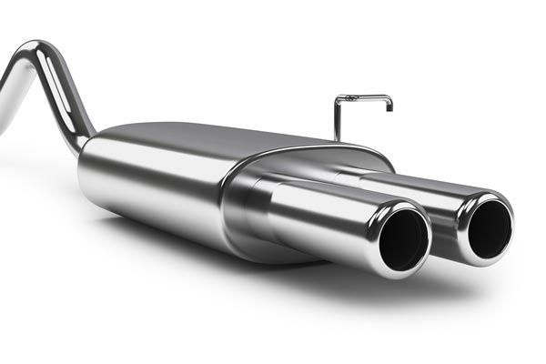 Un primer plano de un tubo de escape de acero inoxidable sobre un fondo blanco.