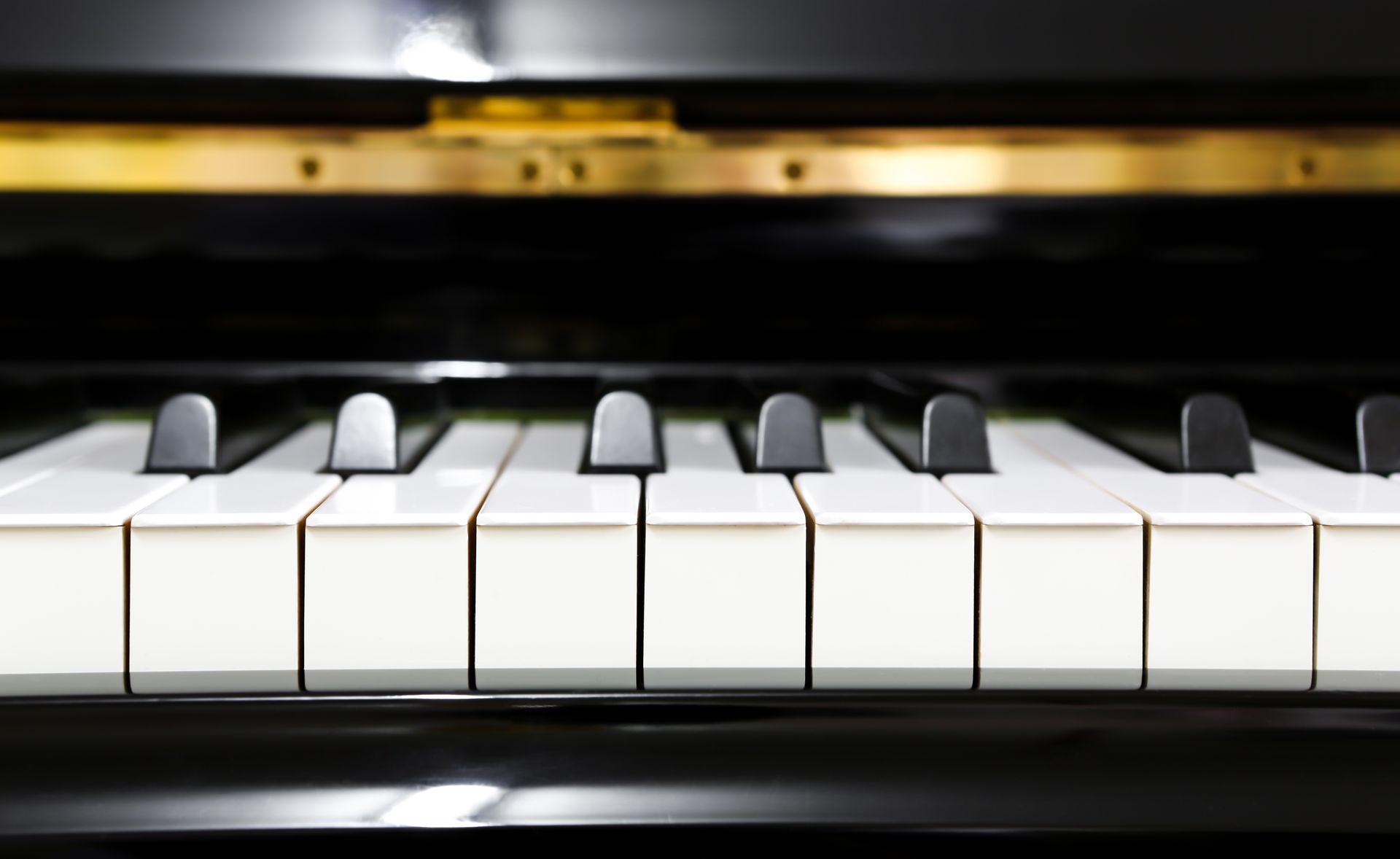 A close up of a piano keyboard with black and white keys