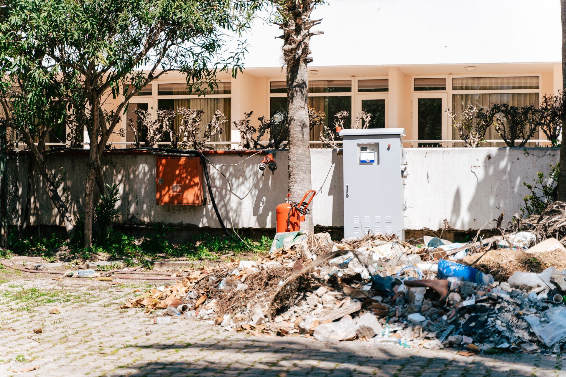 Bulky waste on the street in front of a residential building.