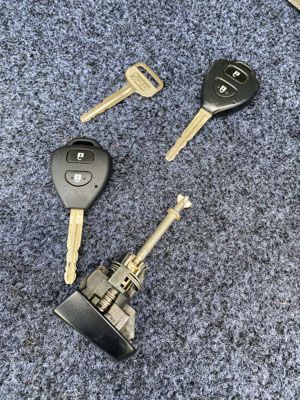 A bunch of keys are laying on a blue carpet.