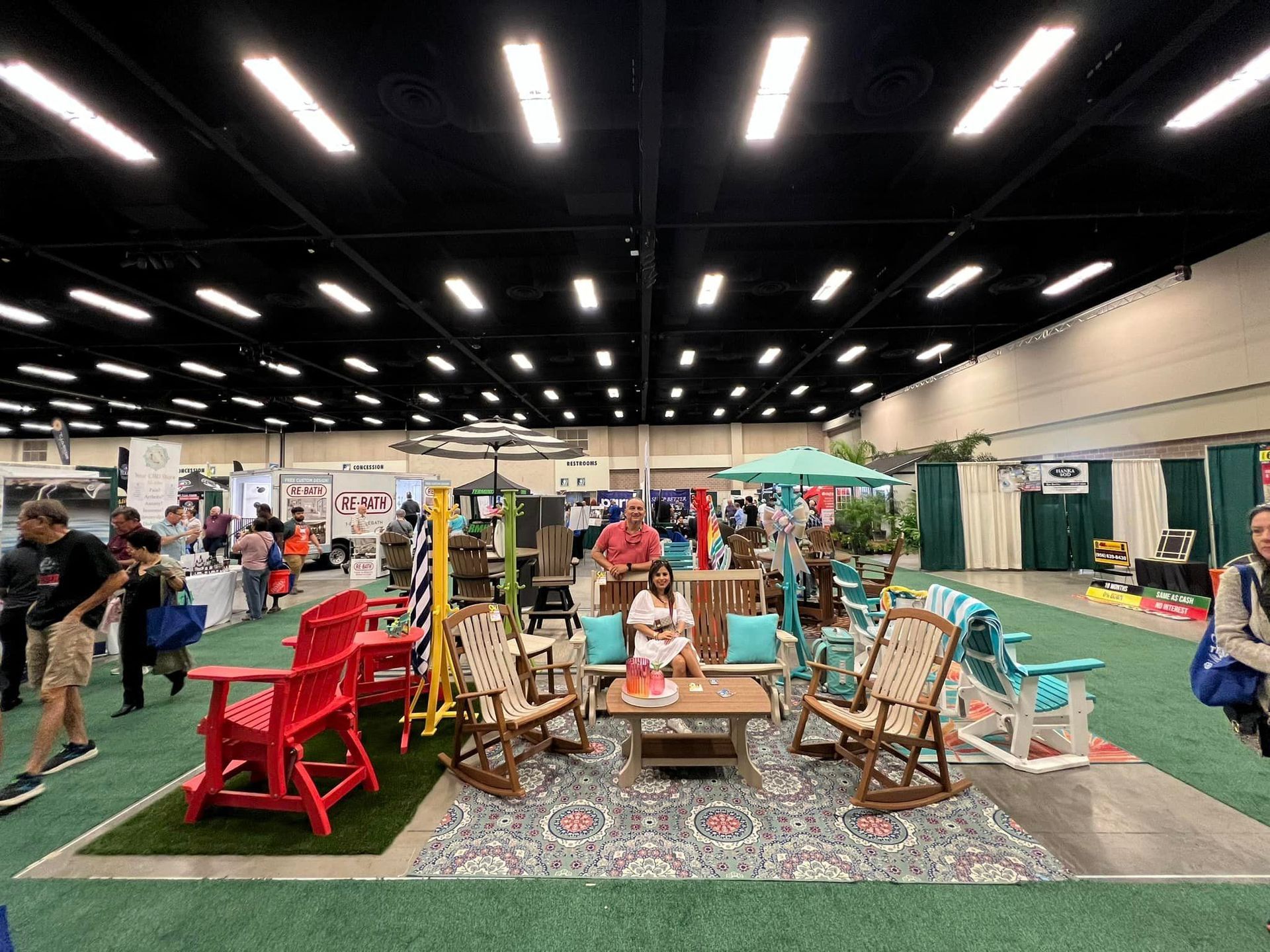 A large room filled with lots of furniture and people.