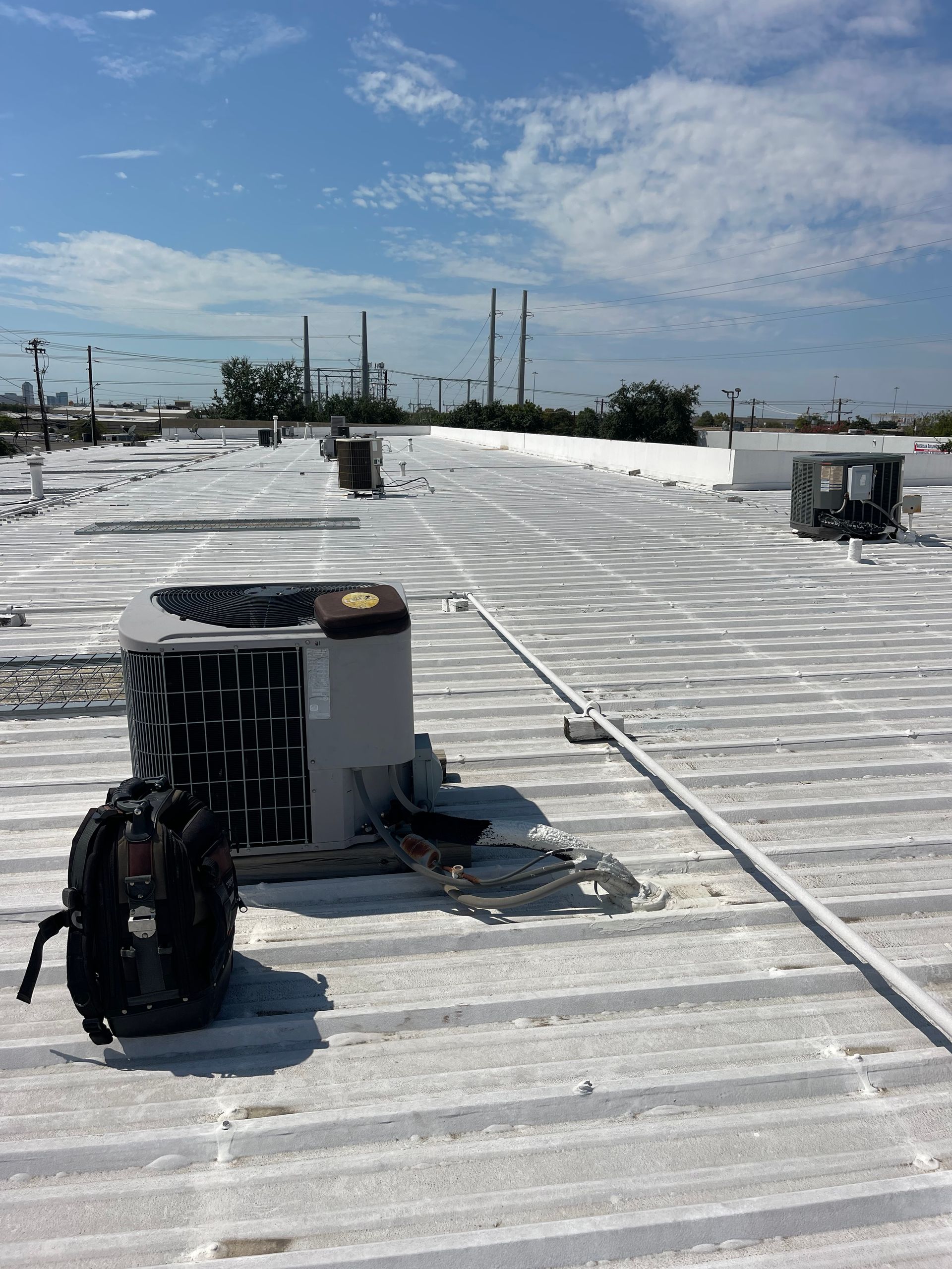 an air conditioner is sitting on top of a white roof