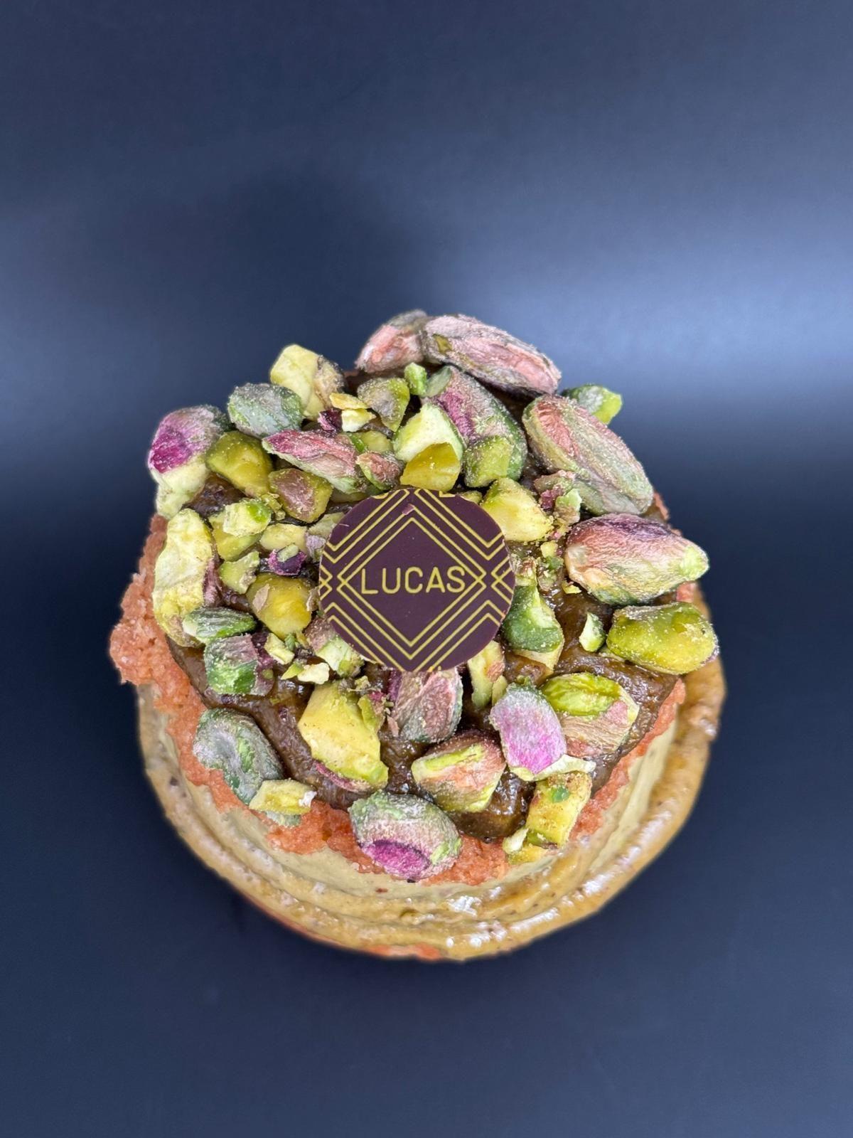 Pâtisserie garnie de pistaches et d'un logo