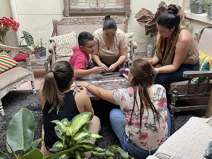 Un grupo de personas está sentada alrededor de una mesa jugando a un juego.