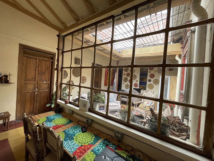 Una habitación con una mesa y sillas y una ventana grande.