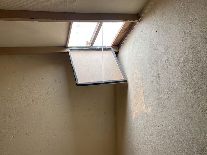 Hay una ventana en la esquina de la habitación.