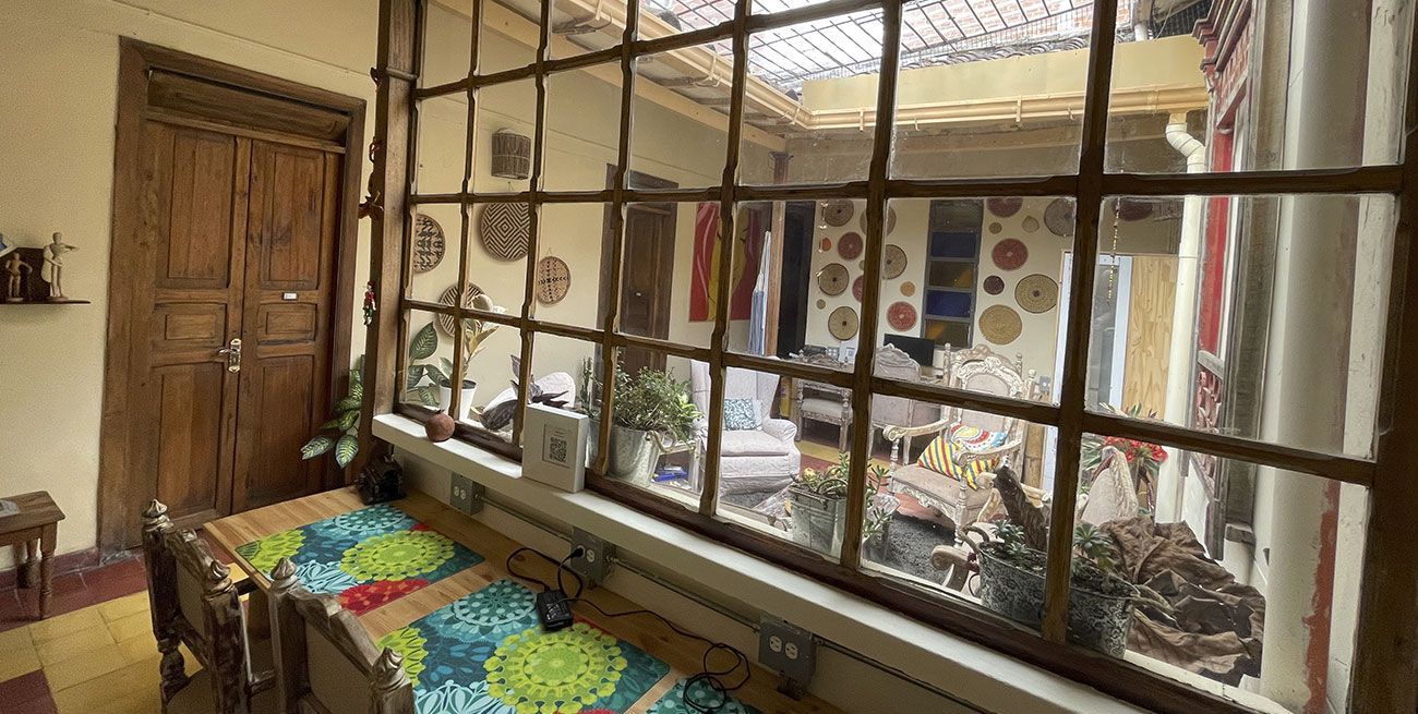 Hay una ventana grande en el medio de la habitación.