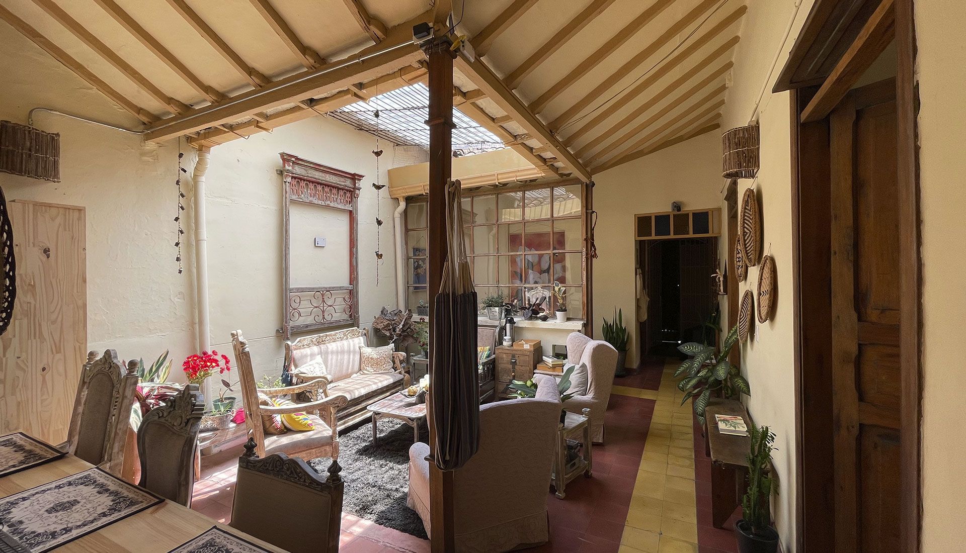 Una sala de estar con una mesa de comedor, sillas y un sofá.