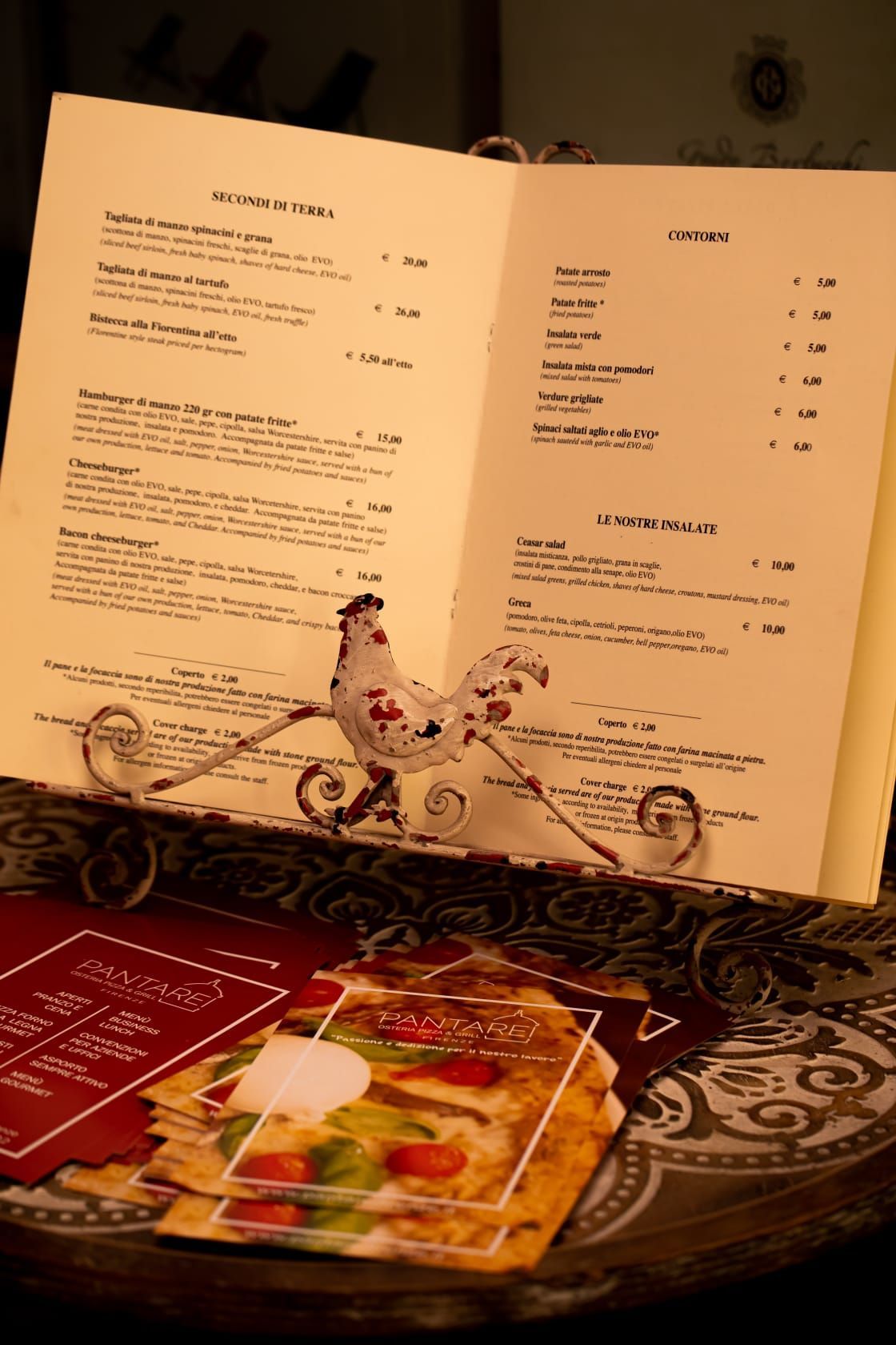 Un menu con sopra una carrozza trainata da cavalli