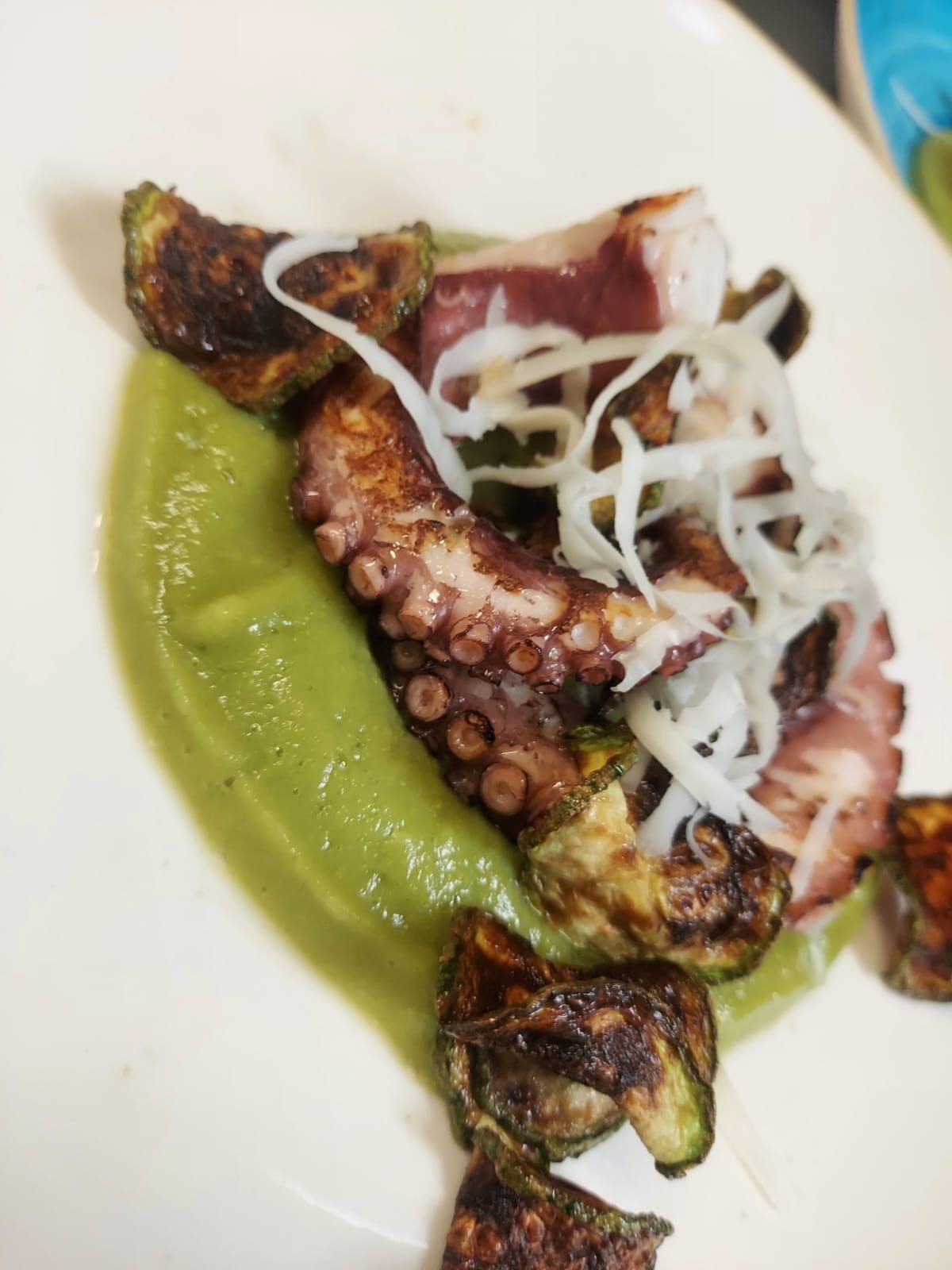 Un primo piano di un piatto di cibo con sopra un polipo