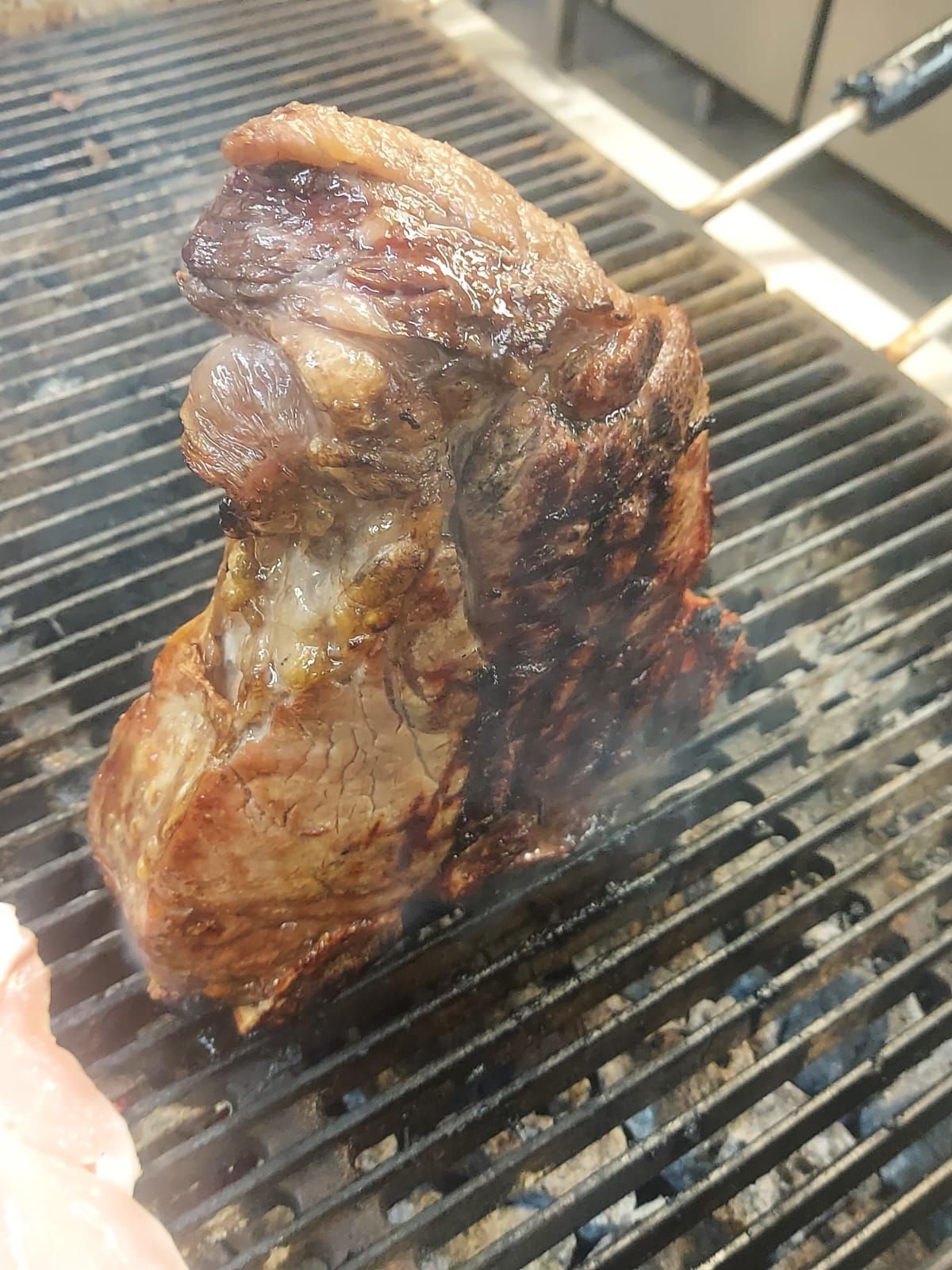 Un pezzo di carne viene cotto sulla griglia.