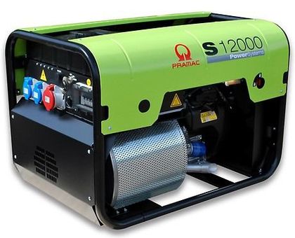 Un generatore portatile industriale Pramac S12000 di colore verde lime e nero, dotato di diverse prese di corrente.