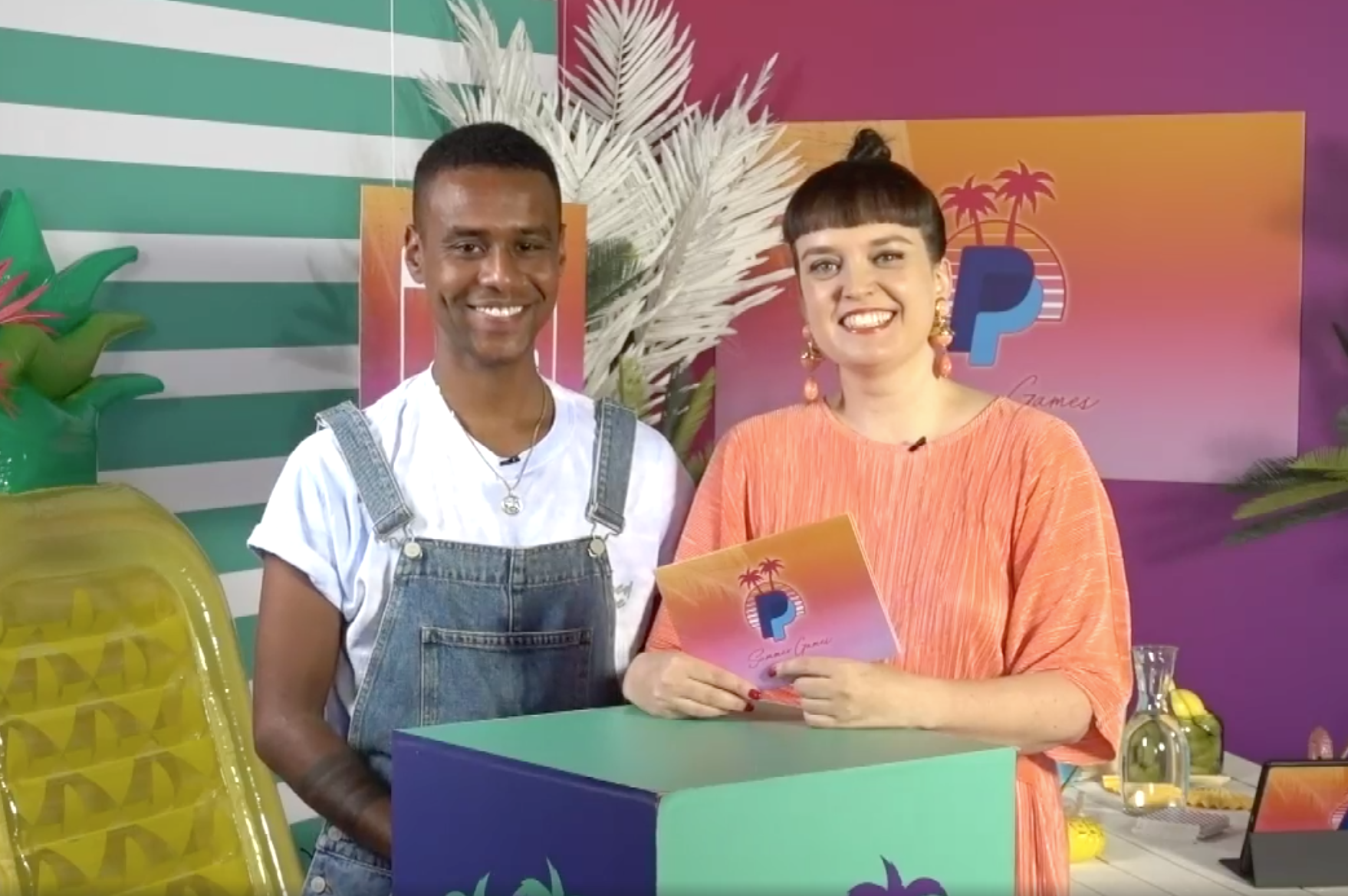 Ein Mann und eine Frau stehen nebeneinander und lächeln.