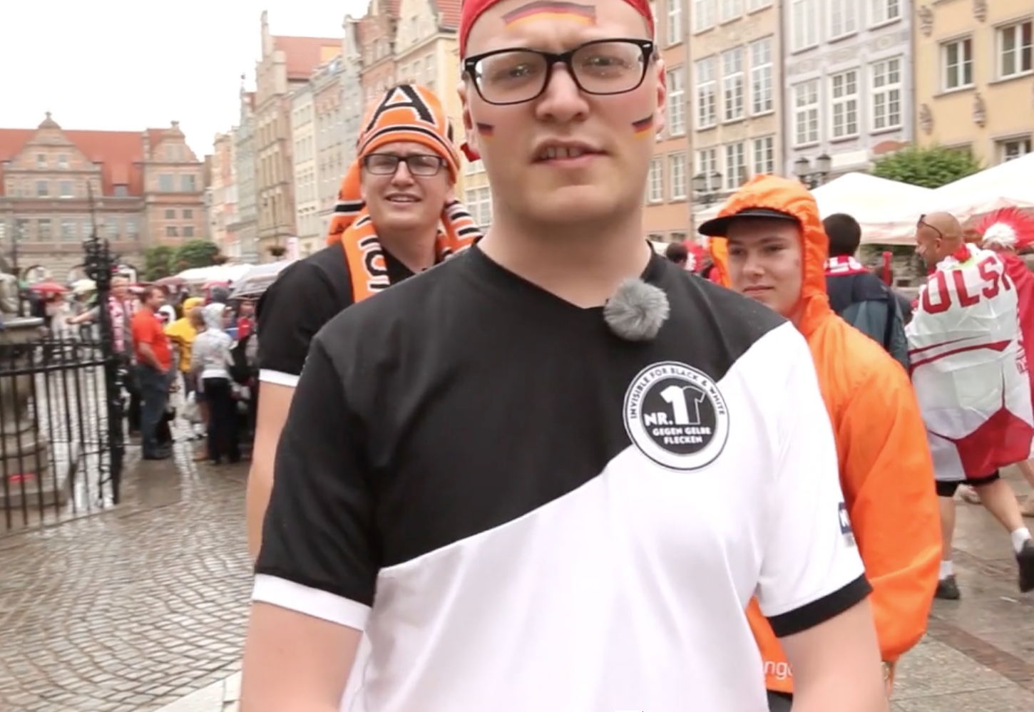 Ein Mann trägt ein Hemd mit der Nummer 1 darauf