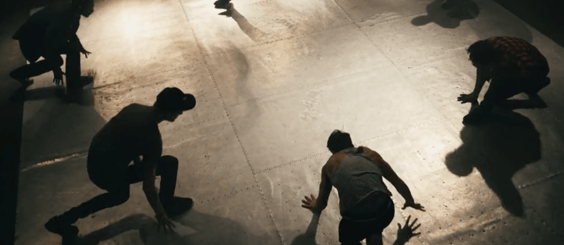 Eine Gruppe von Leuten fährt Skateboards auf einer Rampe.