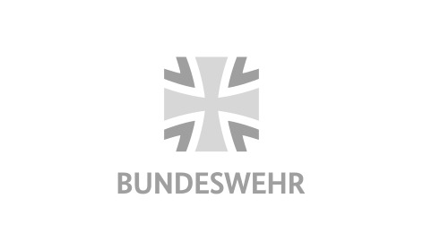Ein schwarz-weißes Logo der Bundeswehr mit einem Kreuz auf weißem Hintergrund.