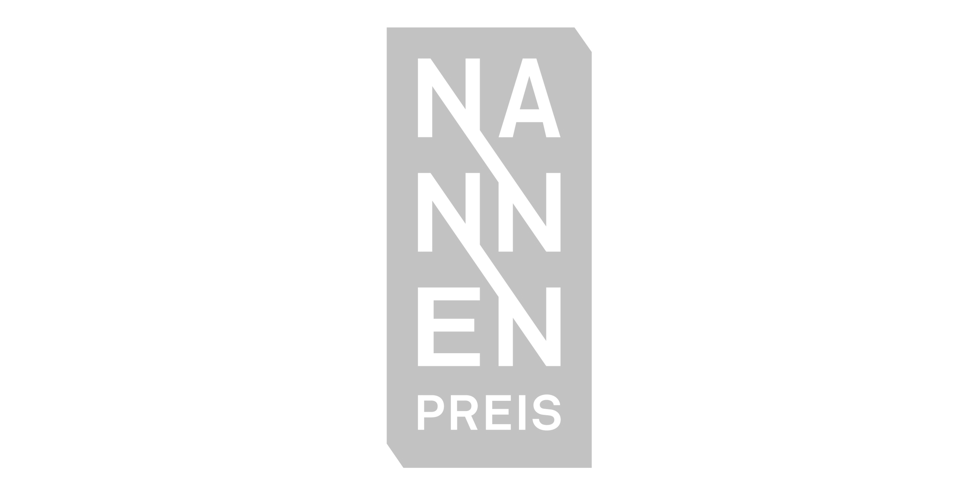 Ein schwarzweißes Logo für „na nn en preis“ auf weißem Hintergrund.