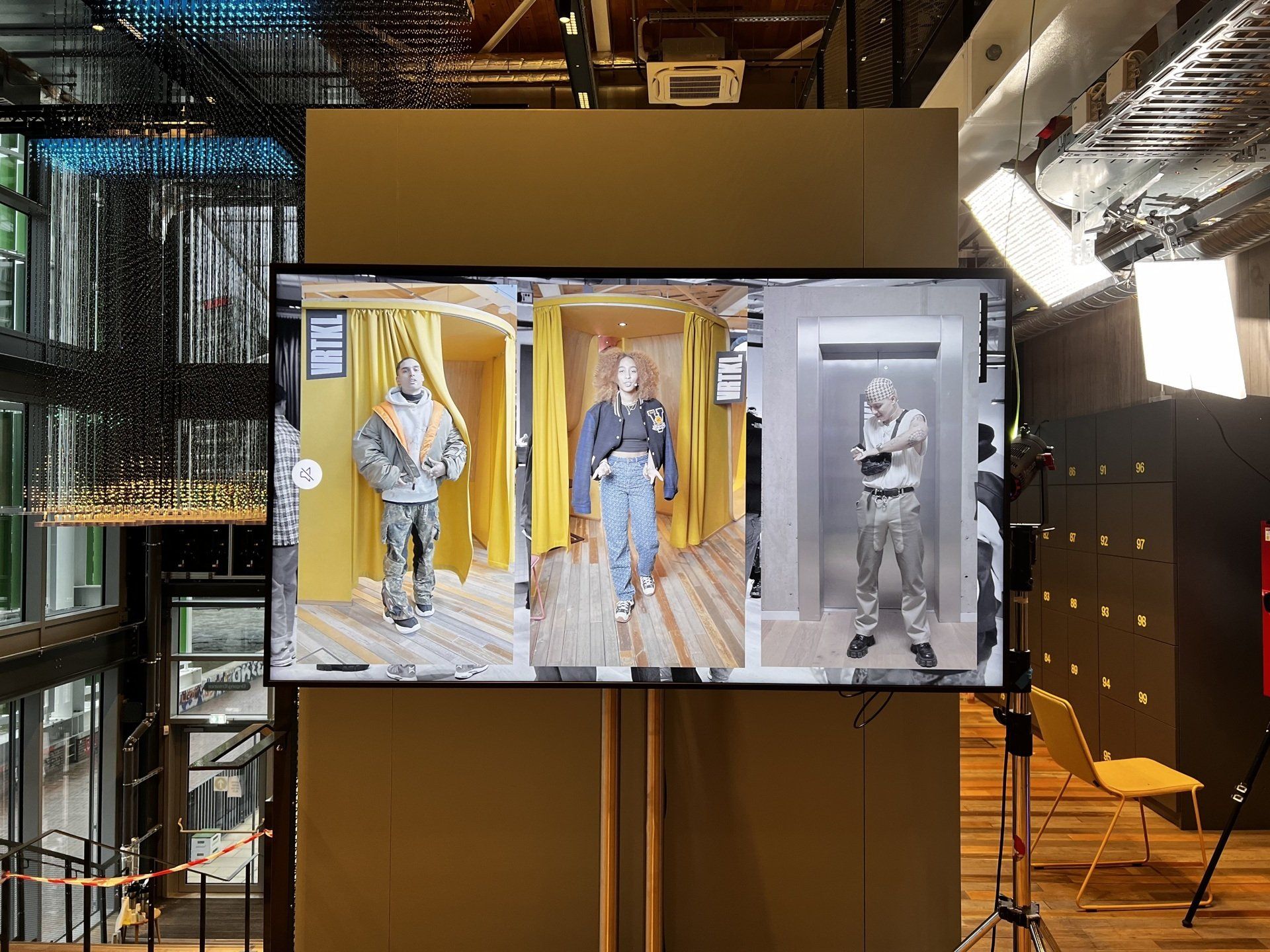 Ein großer Flachbildfernseher steht auf einem Ständer in einem Raum.