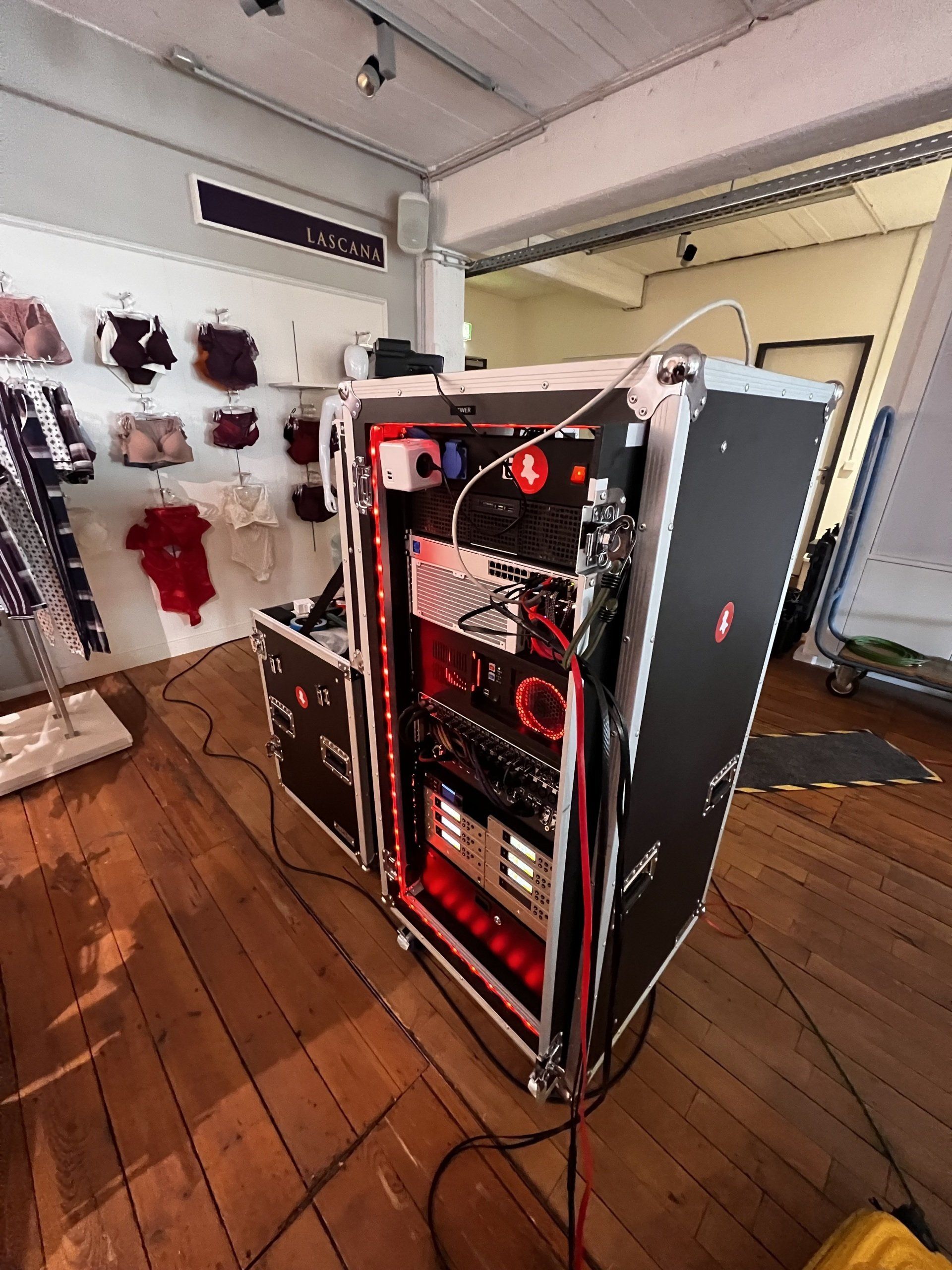 Ein großes schwarzes Gehäuse mit viel Elektronik darin