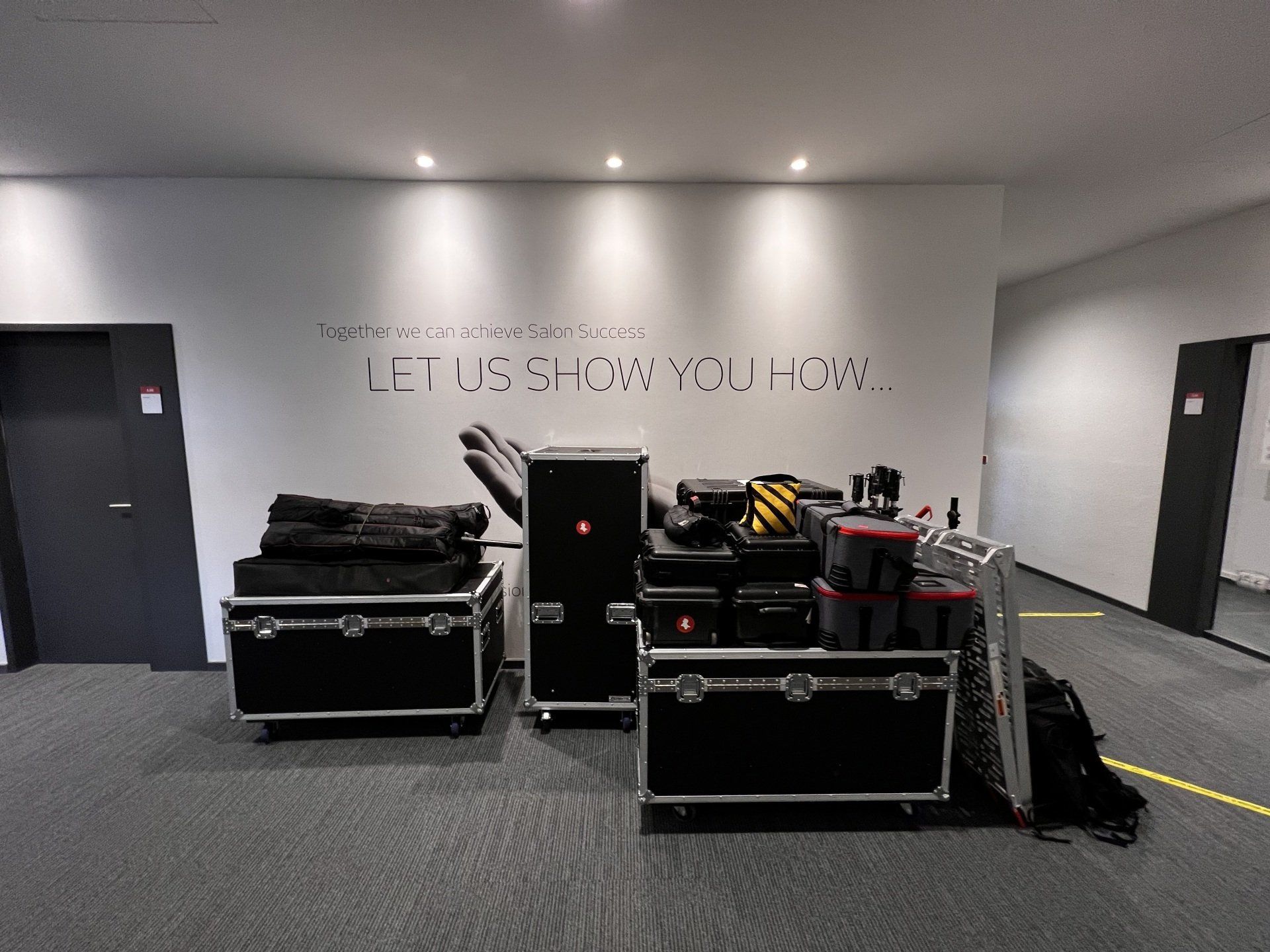 Ein Raum mit einer Wand, auf der steht: „Lass uns dein X sehen“