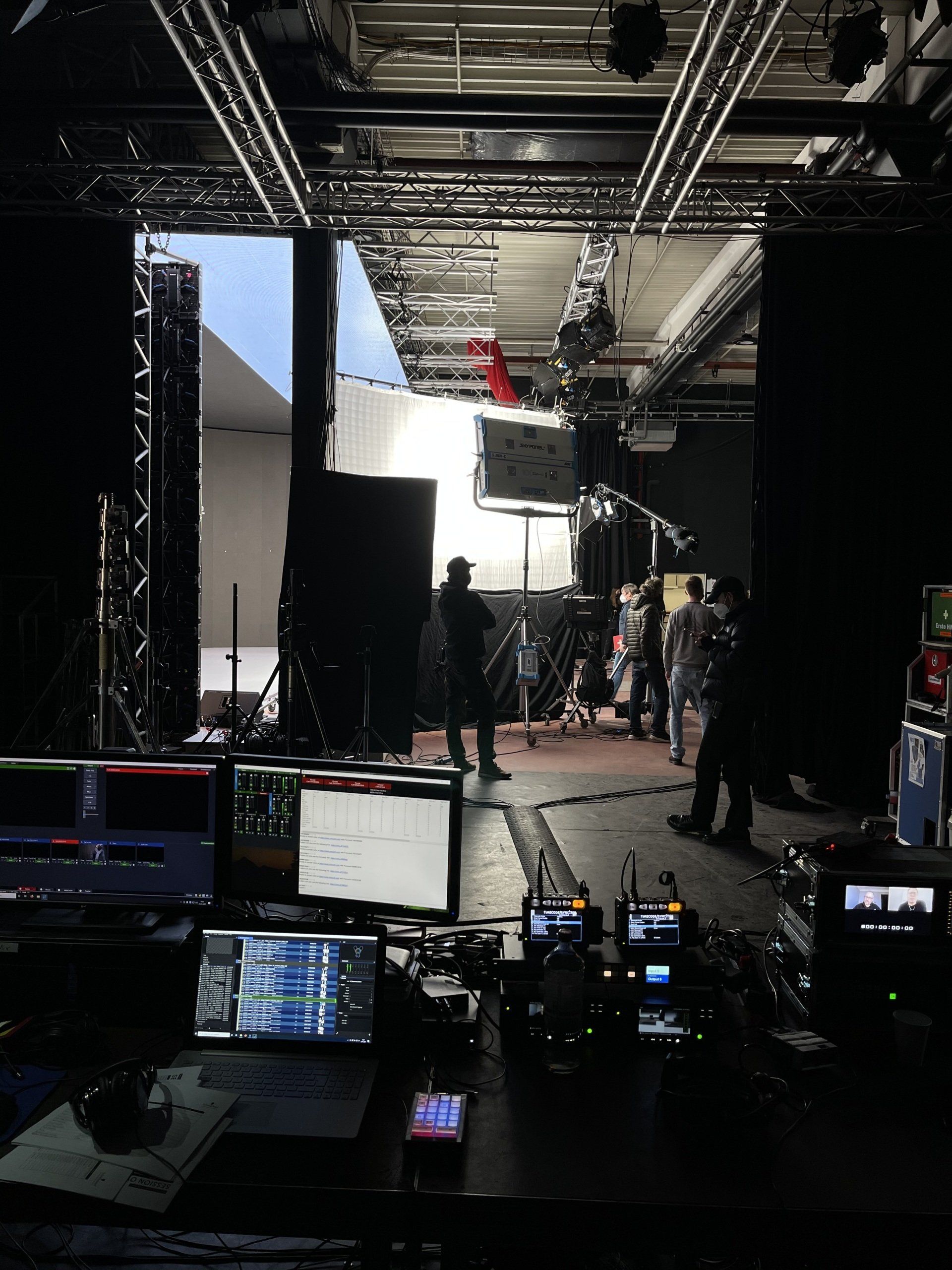 Eine Gruppe von Menschen steht in einem dunklen Raum