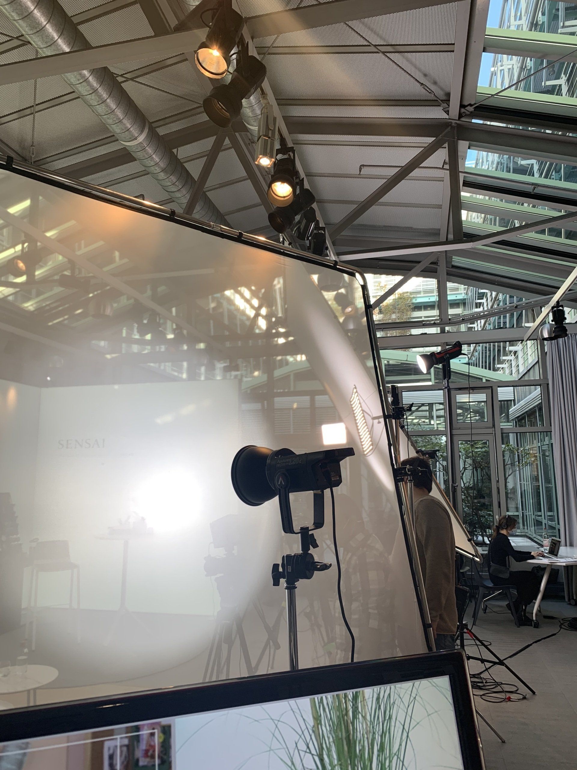 Ein Mann steht in einem Raum vor einer Projektionsleinwand.