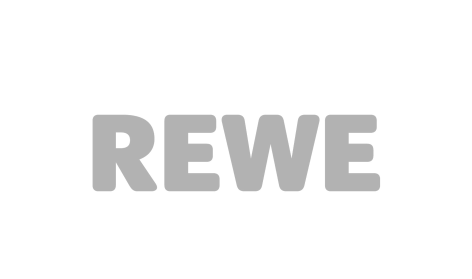 Das Wort „REWE“ steht in grauen Buchstaben auf weißem Hintergrund.