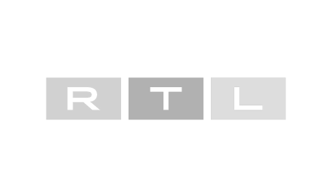 Das RTL-Logo ist grau und weiß auf weißem Hintergrund.