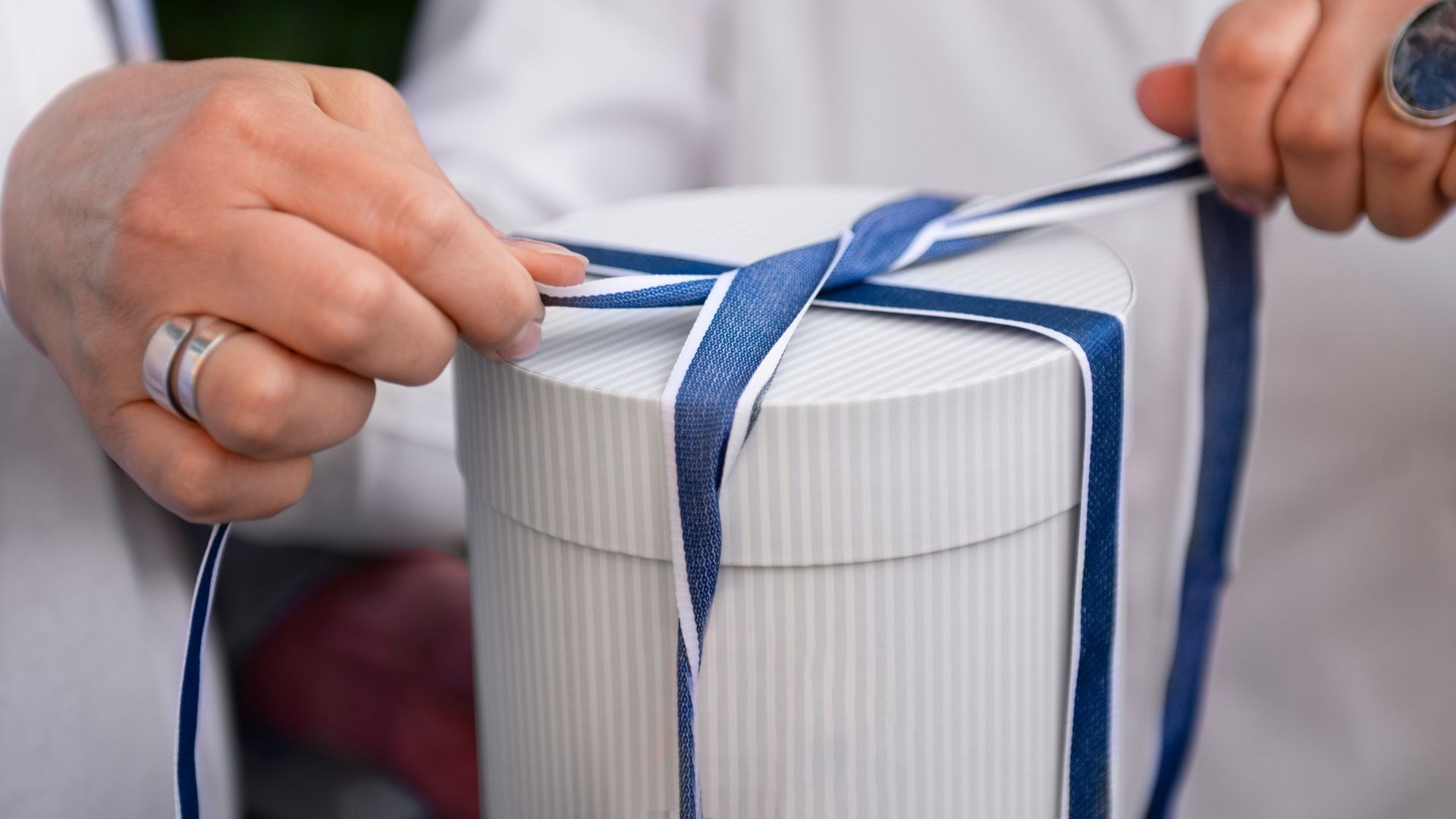 Are you unsure what to buy as a memorial gift? Explore 8 touching gift ideas, including photos and jewellery.
